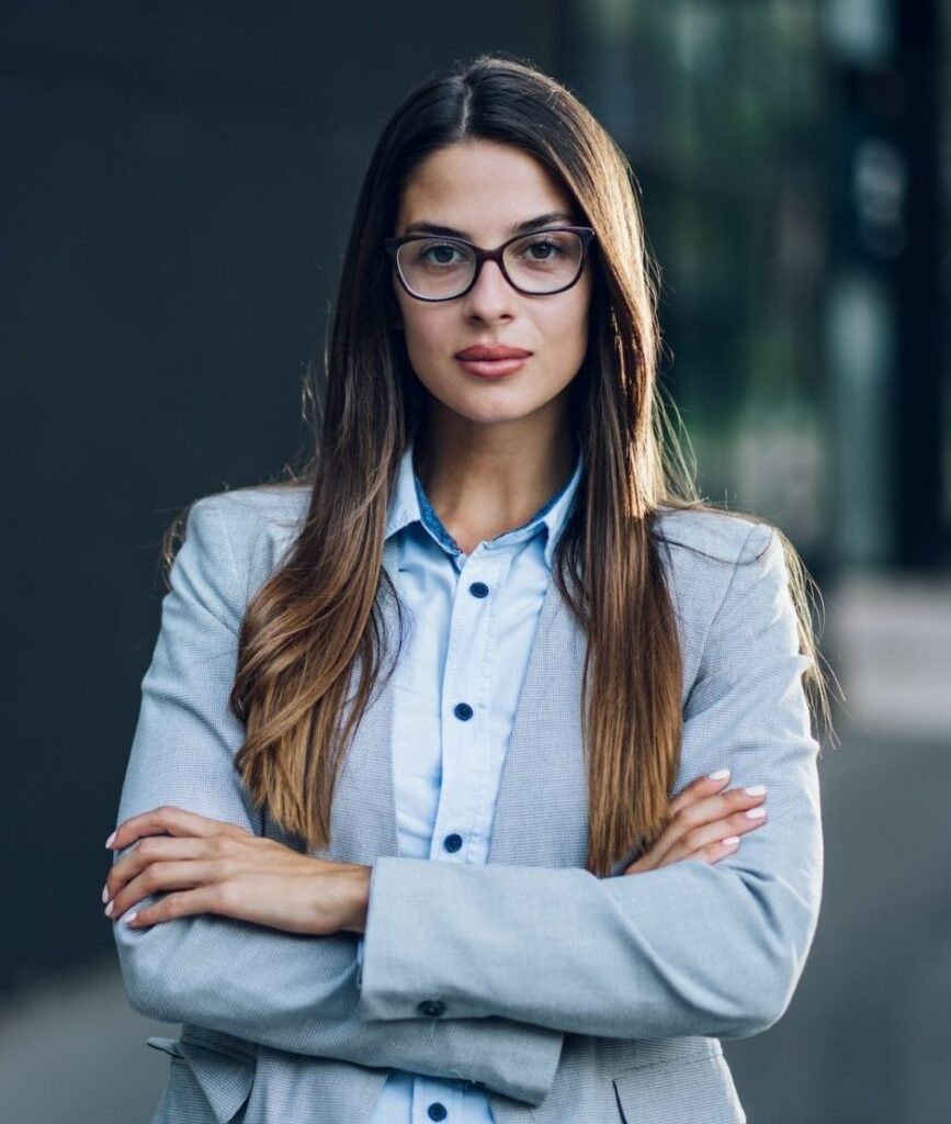 ABOGADOSRD.COM.DO: Tu Plataforma Jurídica en la República Dominicana 5 business woman standing outside the office buildin 8DSNDV8