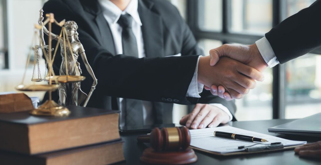 El Derecho Corporativo en República Dominicana 6 lawyer and client shake hands e1675415255393