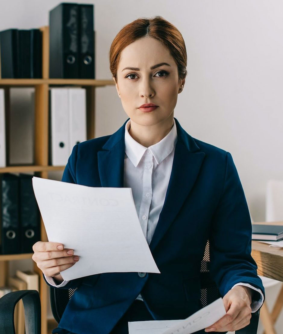 portrait of female lawyer in suit with documents i AGD8X3M