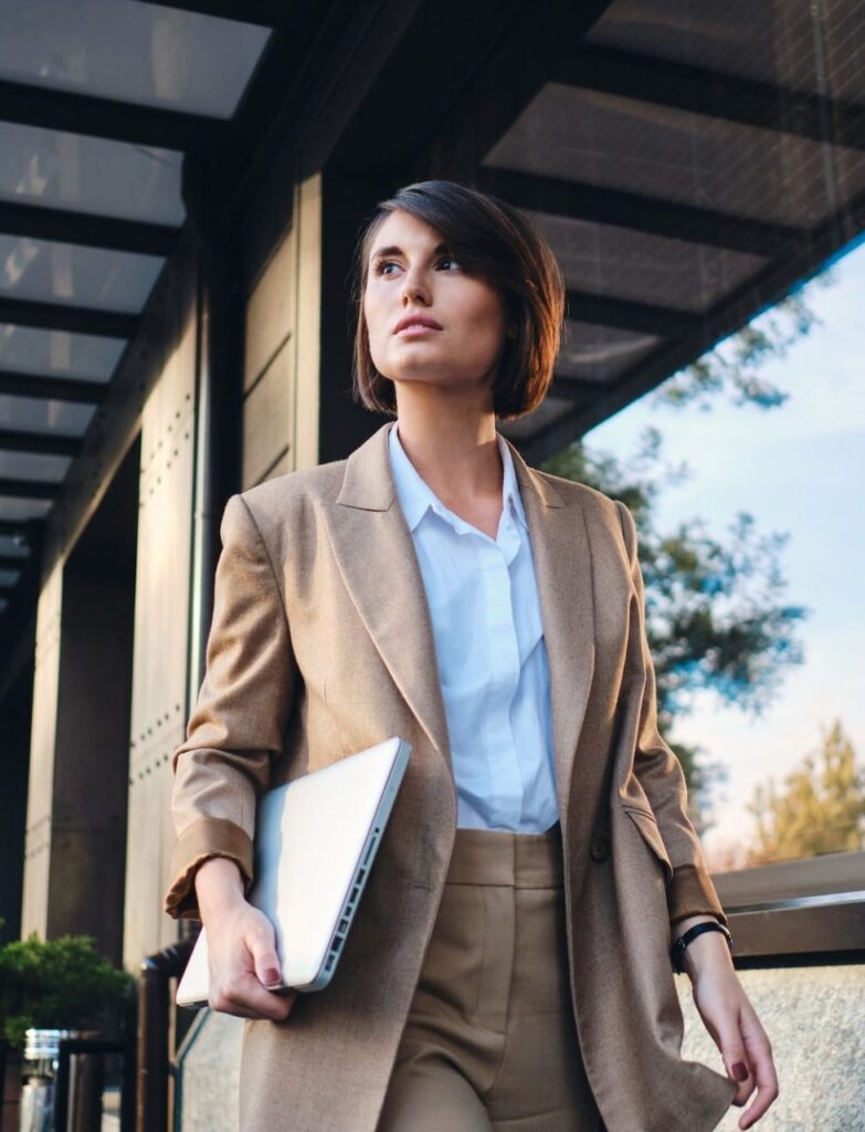 Abogadosrd.com.do: Soluciones Estratégicas en la República Dominicana 9 young attractive stylish businesswoman with laptop Z2SVUFK